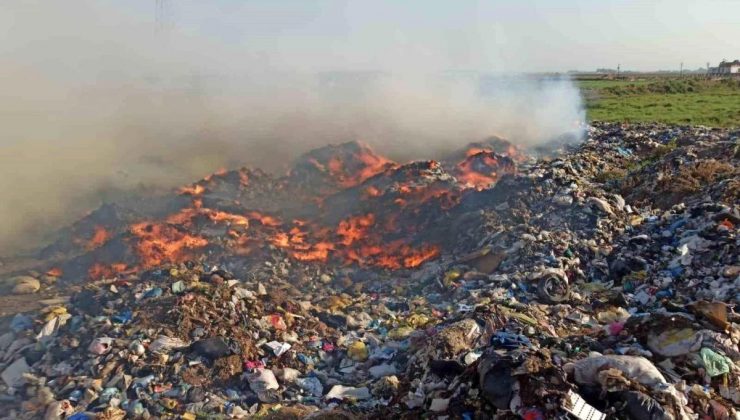 Hatay’ın Kumlu ilçesinde çöplük yangını söndürüldü