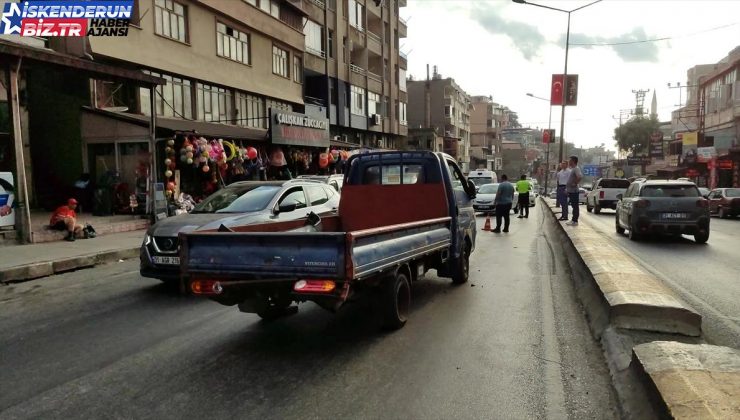 Nakliye tırından düşen kamyonette hasar oluştu