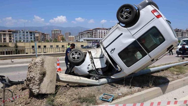 Antakya’da Aydınlatma Direğine Çarpan Araçta 2 Kişi Yaralandı