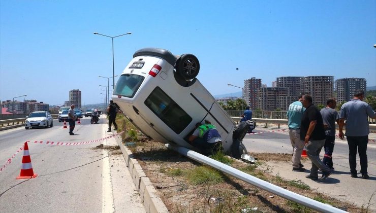 Antakya’da Aydınlatma Direğine Çarpan Araçta 3 Kişi Yaralandı