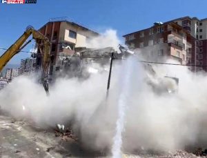 Antakya’da denetimli olarak yıkılan binanın yıkım anı kameraya yansıdı