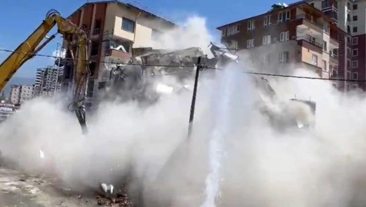 Antakya’da denetimli olarak yıkılan binanın yıkım anı kameraya yansıdı