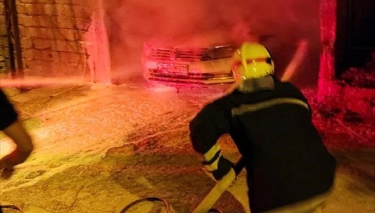 Antakya’da park halindeki araba yangında kullanılamaz hale geldi