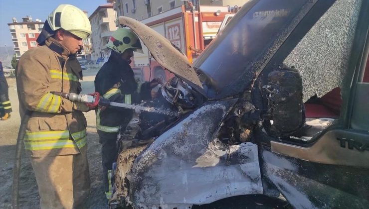 Antakya’da park halindeki pikap yangın çıktı