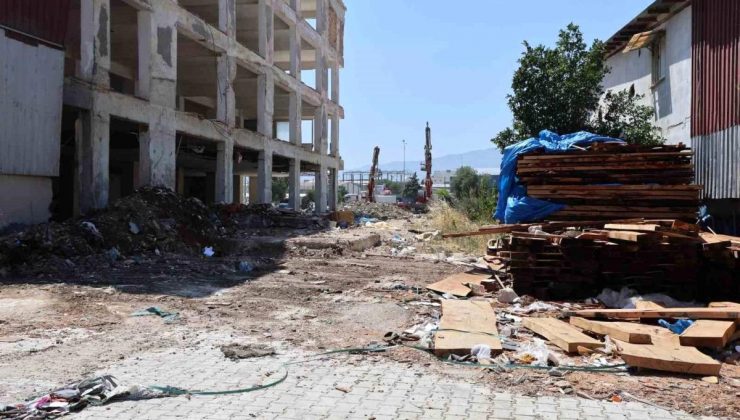 Antakya’da Sanayi Sitesi’nde çöplük yangını söndürüldü