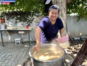 Depremzede Nazmiye Şimşek, odun ateşinde pişirdiği aşureyi vatandaşlara dağıttı