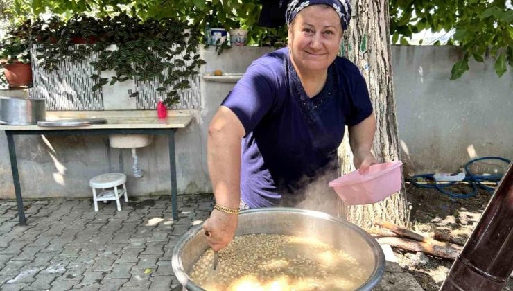 Depremzede Nazmiye Şimşek, odun ateşinde pişirdiği aşureyi vatandaşlara dağıttı