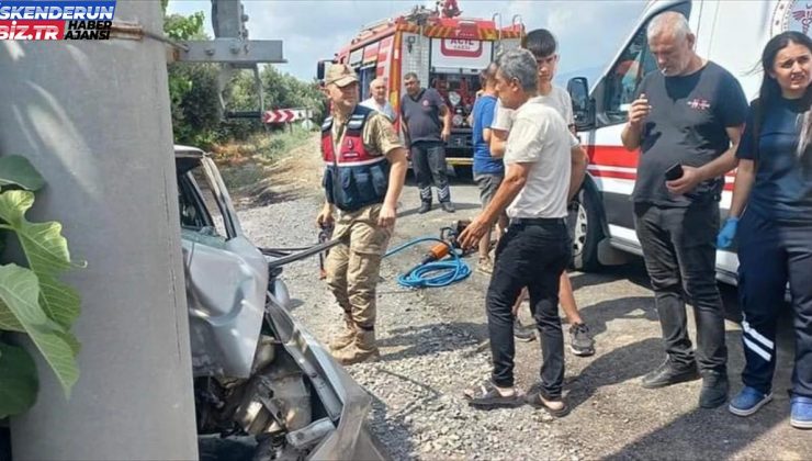 Erzin’de Aydınlatma Direğine Çarpan Arabanın Şoförü Hayatını Kaybetti