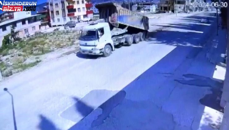 Hafriyat Kamyonu Yolda Toprak Döktü, Vatandaşlar Reaksiyon Gösterdi