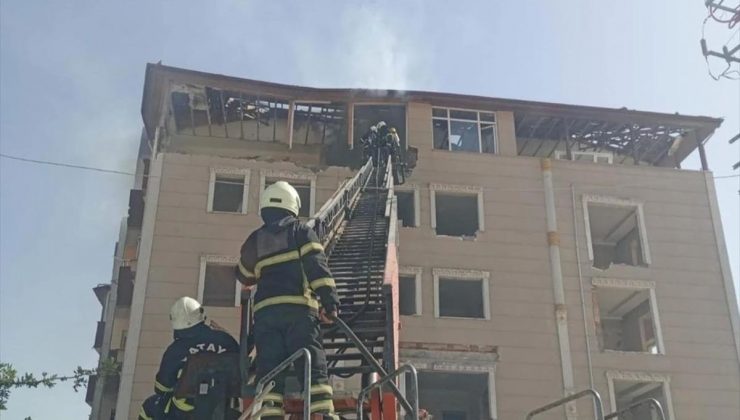 Hatay’da ağır hasarlı binanın çatısında çıkan yangın söndürüldü