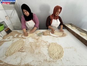 Hatay’da ailecek çalışan fırın sahibi müşterilerini ekmeksiz bırakmıyor