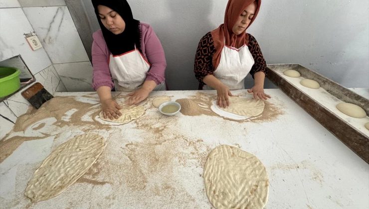 Hatay’da ailecek çalışan fırın sahibi müşterilerini ekmeksiz bırakmıyor