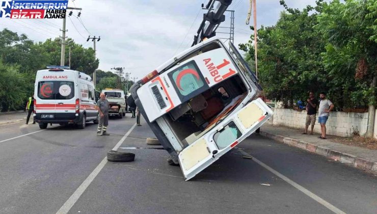 Hatay’da ambulans devrildi, 2 sıhhat çalışanı yaralandı