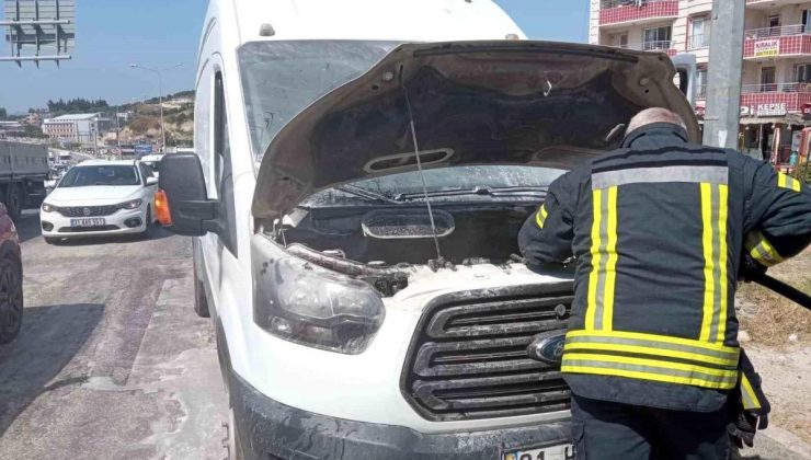 Hatay’da araç yangını itfaiye tarafından söndürüldü