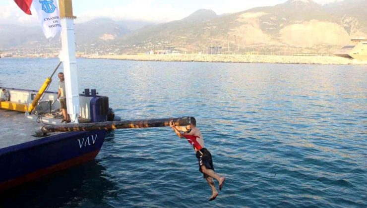 Hatay’da Denizcilik ve Kabotaj Bayramı’nda Yağlı Direkte Bayrak Kapma Yarışı