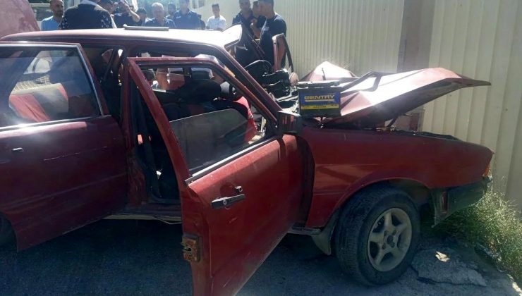 Hatay’da elektrik direğine çarparak hurdaya dönen arabadaki 7 kişi yaralandı