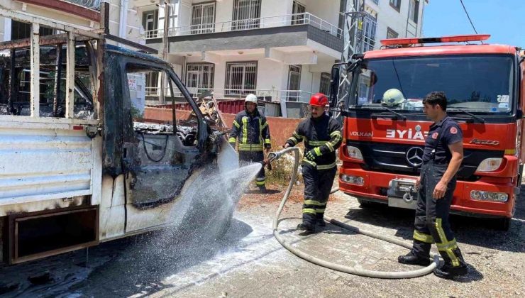 Hatay’da park halindeyken yanmaya başlayan kamyonette maddi hasar oluştu