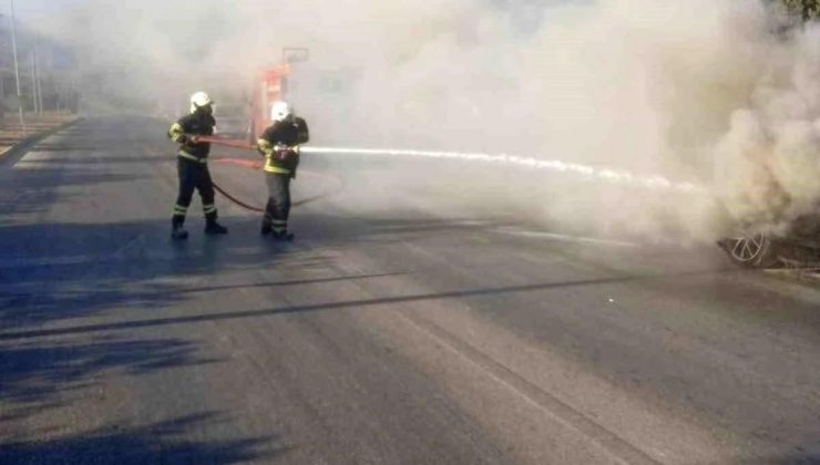 Hatay’da seyir halindeyken yanmaya başlayan arabada hasar oluştu