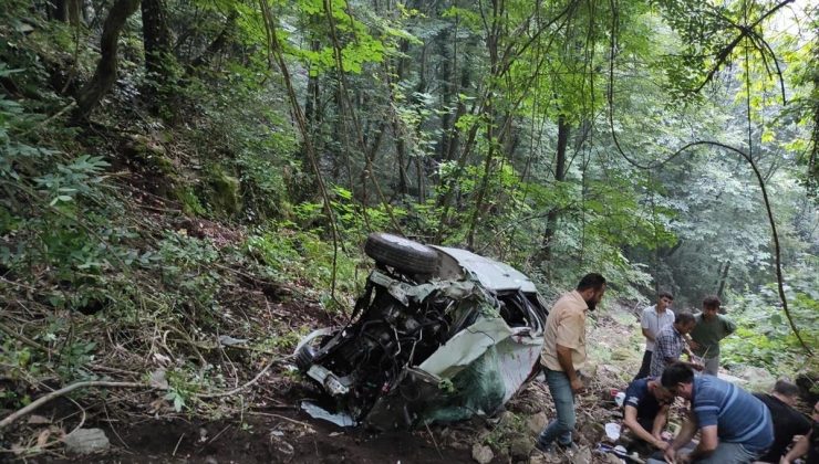 Hatay’ın Payas ilçesinde araba uçuruma yuvarlandı, 2 kişi yaralandı