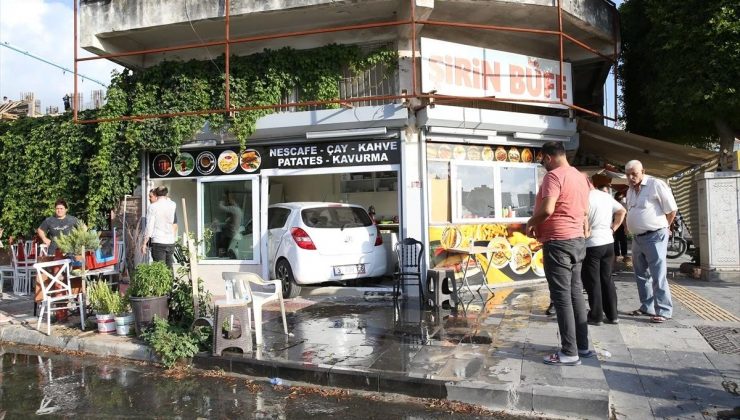 İskenderun’da Araba Büfeye Girdi: 4 Kişi Yaralandı