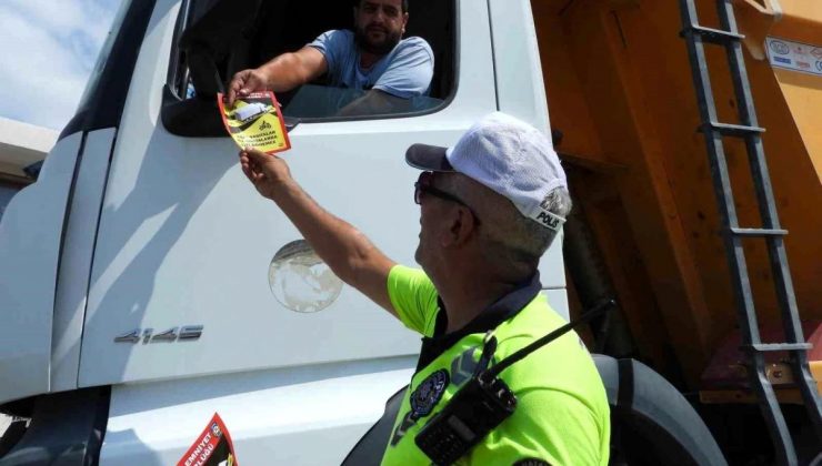 Samandağ’da Trafik Polisleri Broşür Dağıttı