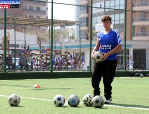 Zelzelede bacağını kaybeden genç futbolcu, çocuklara umut ışığı oluyor