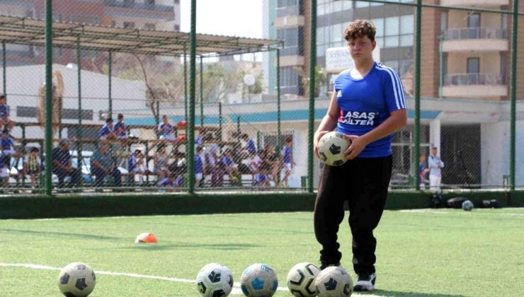 Zelzelede bacağını kaybeden genç futbolcu, çocuklara umut ışığı oluyor