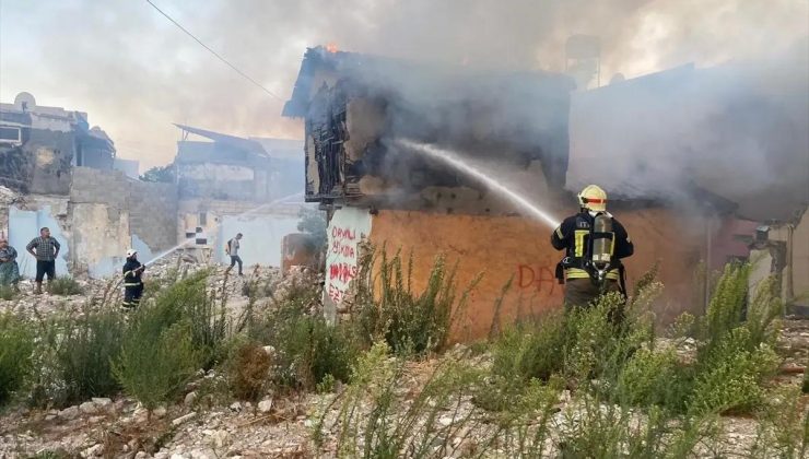 Antakya’da boş binada çıkan yangın söndürüldü