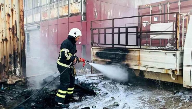 Antakya’da Kamyonet Yangını Konteynıra Sıçradı