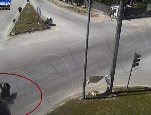 Antakya’da motosikletli arabayla çarpıştı