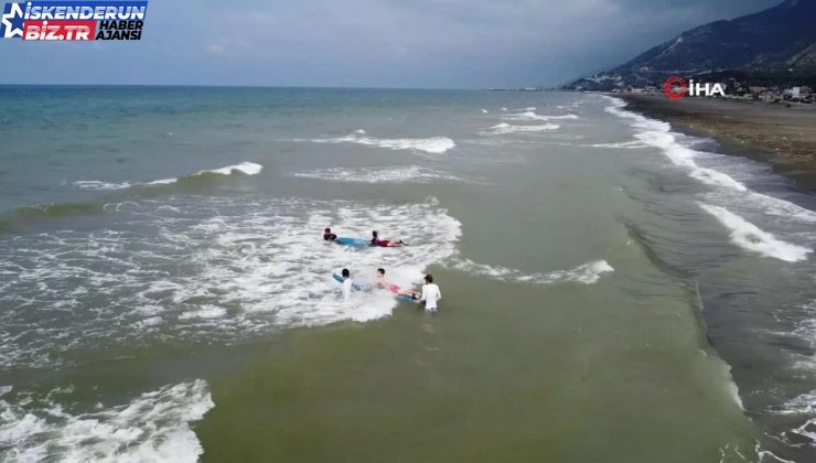 Depremzede çocuklar Akdeniz’in dalgalarında sörf yapmayı öğreniyor