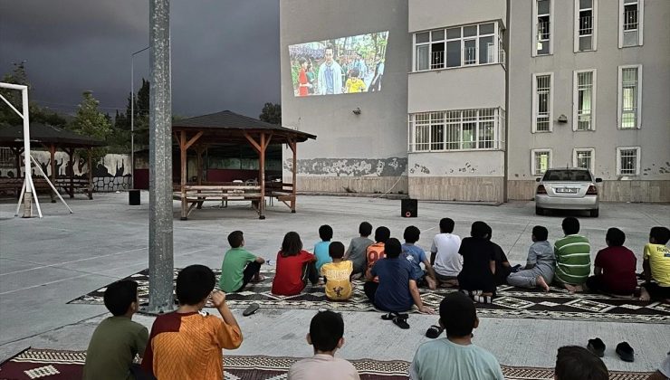 Dörtyol’da Kur’an kursu öğrencilerine açık hava sinema aktifliği düzenlendi