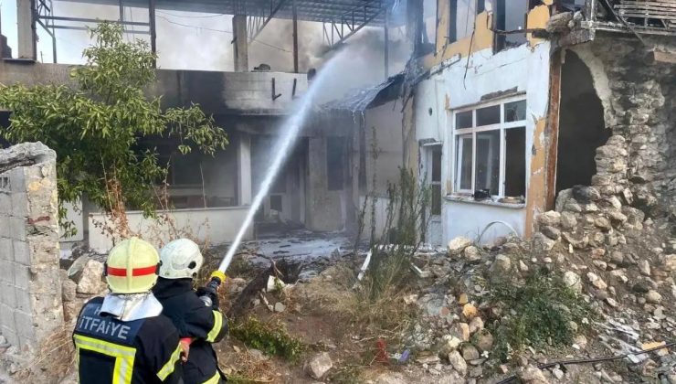 Hatay’da 2 katlı metruk binada çıkan yangın söndürüldü