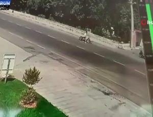 Hatay’da 2 motosikletin çarpıştığı feci kaza kamerada