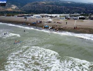 Hatay’da çocuklar fiyatsız sörf kursunda eğitim alıyor