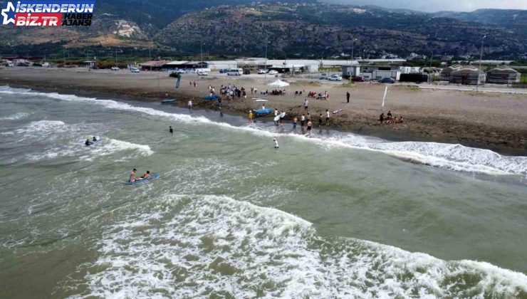 Hatay’da çocuklar fiyatsız sörf kursunda eğitim alıyor