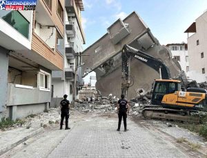 Hatay’da denetimli yıkım sırasında bina devrildi