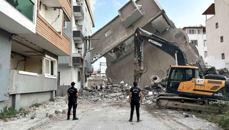 Hatay’da denetimli yıkım sırasında bina devrildi