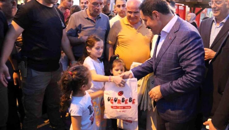 Hatay’da depremzede esnaf çocuklara ikramlık eşya dağıttı