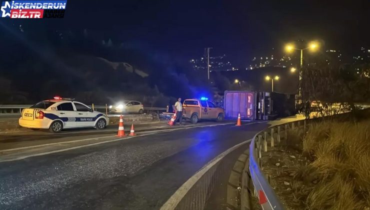 Hatay’da devrilen tırın sürücüsü yaralandı