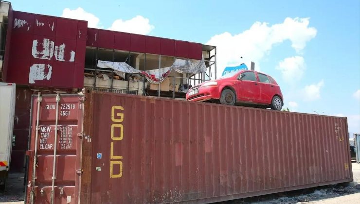 Hatay’da esnaf, dedesinden kalan arabası iş yeri olarak kullanıyor