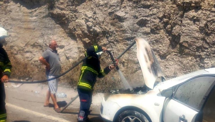 Hatay’da seyir halindeyken motor kısmı yanmaya başlayan araçta hasar oluştu