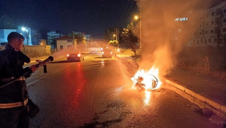 Hatay’da seyir halindeyken yanmaya başlayan motosiklet kullanılmaz hale geldi