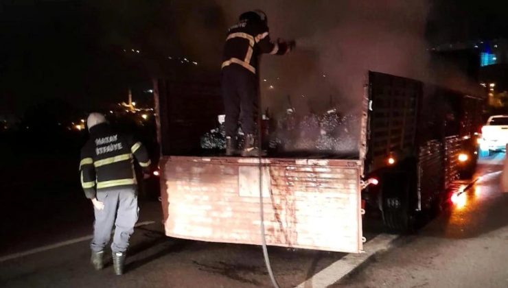 Hatay’da sıcak demir yüklü tırın dorsesinde yangın çıktı