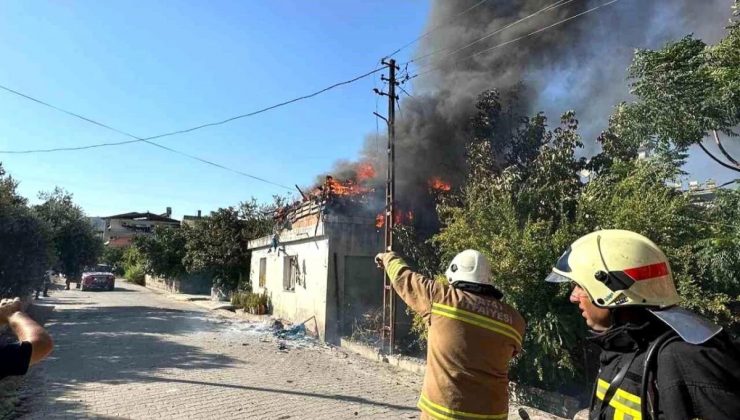 Hatay’da tek katlı konutun çatısında yangın çıktı