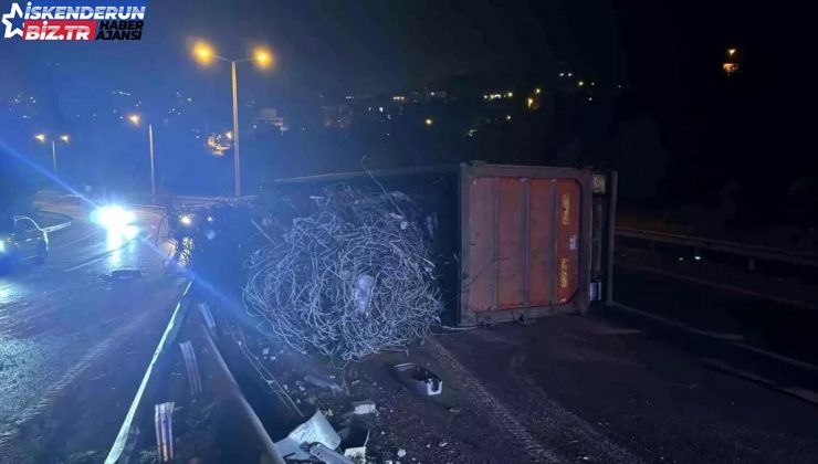 İskenderun’da demir yüklü tır devrildi, şoför yaralandı