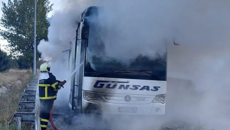 Adana’da Seyir Halindeki Otobüste Yangın Çıktı