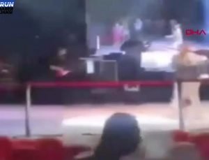 Depremzedeler İçin Düzenlenen Konserde Ferah Zeydan Sahnedeyken Düştü