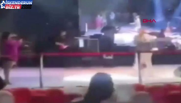 Depremzedeler İçin Düzenlenen Konserde Ferah Zeydan Sahnedeyken Düştü