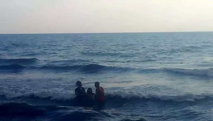 Hatay’da denizde boğulma tehlikesi yaşayan çocuğu cankurtaran kurtardı